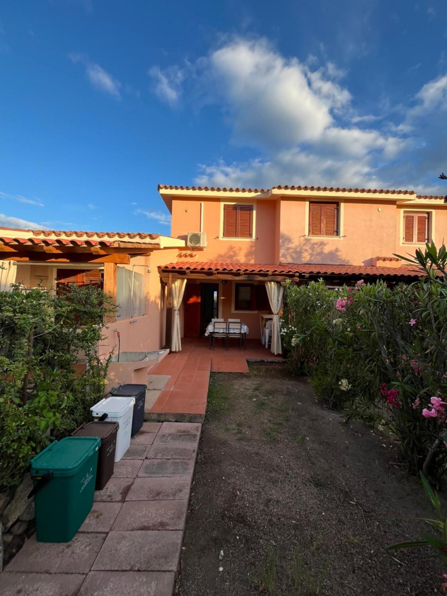 Casa Sviluppata Su Due Piani Con Doppia Veranda E Parcheggio Privato San Teodoro  Esterno foto