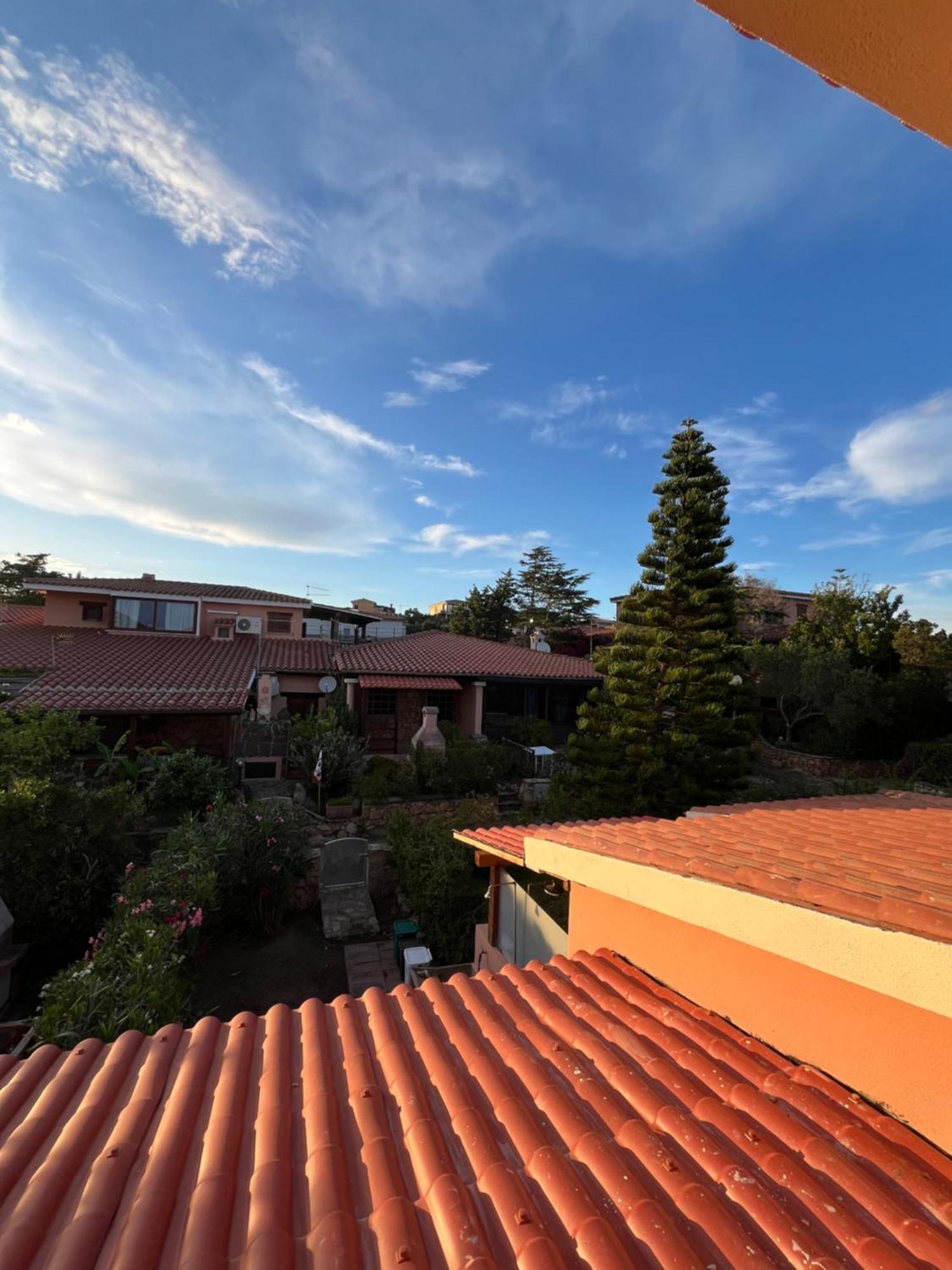 Casa Sviluppata Su Due Piani Con Doppia Veranda E Parcheggio Privato San Teodoro  Esterno foto