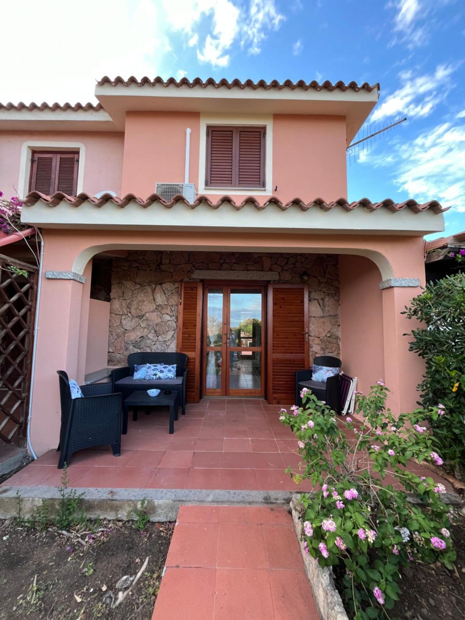 Casa Sviluppata Su Due Piani Con Doppia Veranda E Parcheggio Privato San Teodoro  Esterno foto