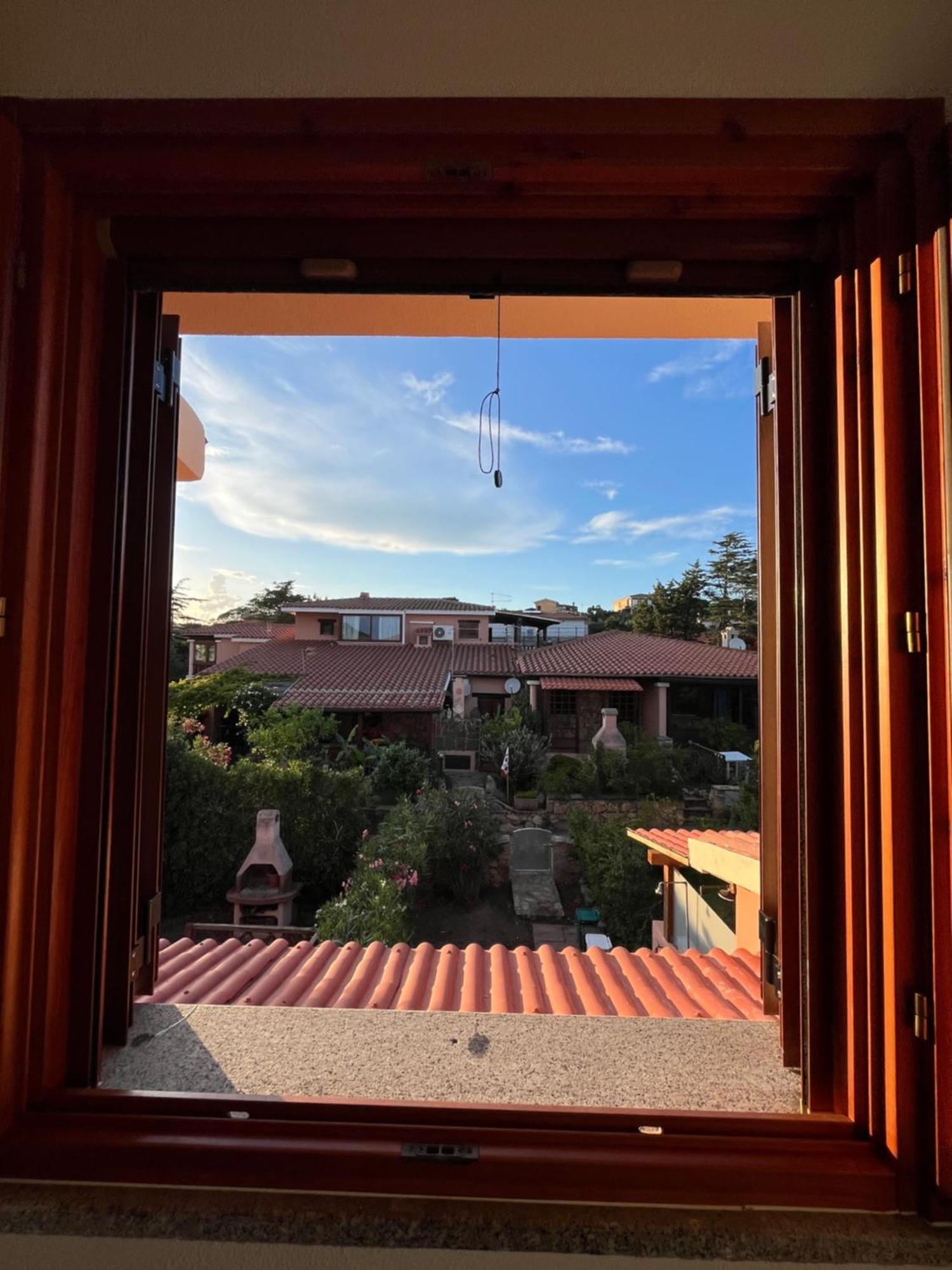 Casa Sviluppata Su Due Piani Con Doppia Veranda E Parcheggio Privato San Teodoro  Esterno foto