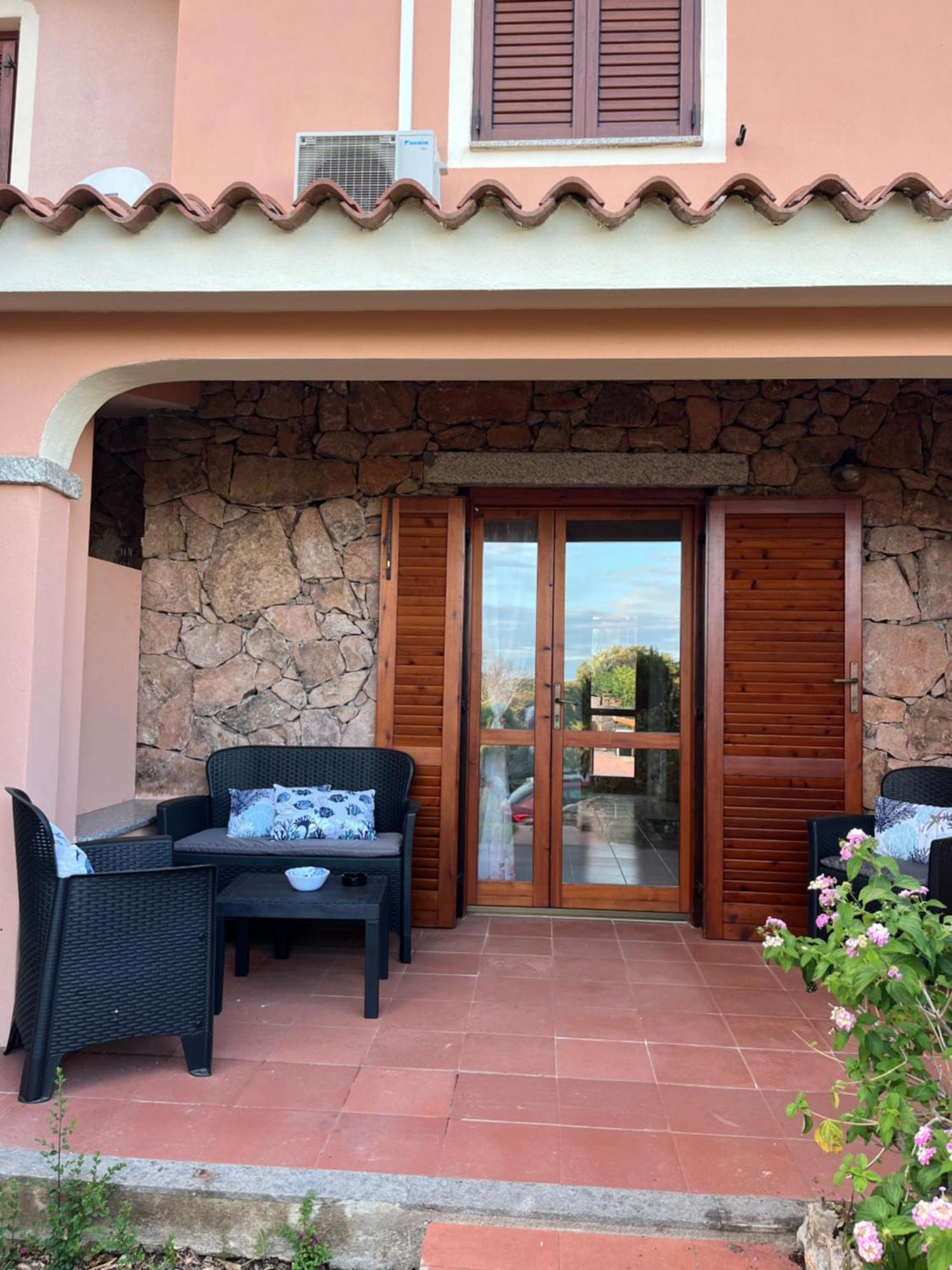 Casa Sviluppata Su Due Piani Con Doppia Veranda E Parcheggio Privato San Teodoro  Esterno foto