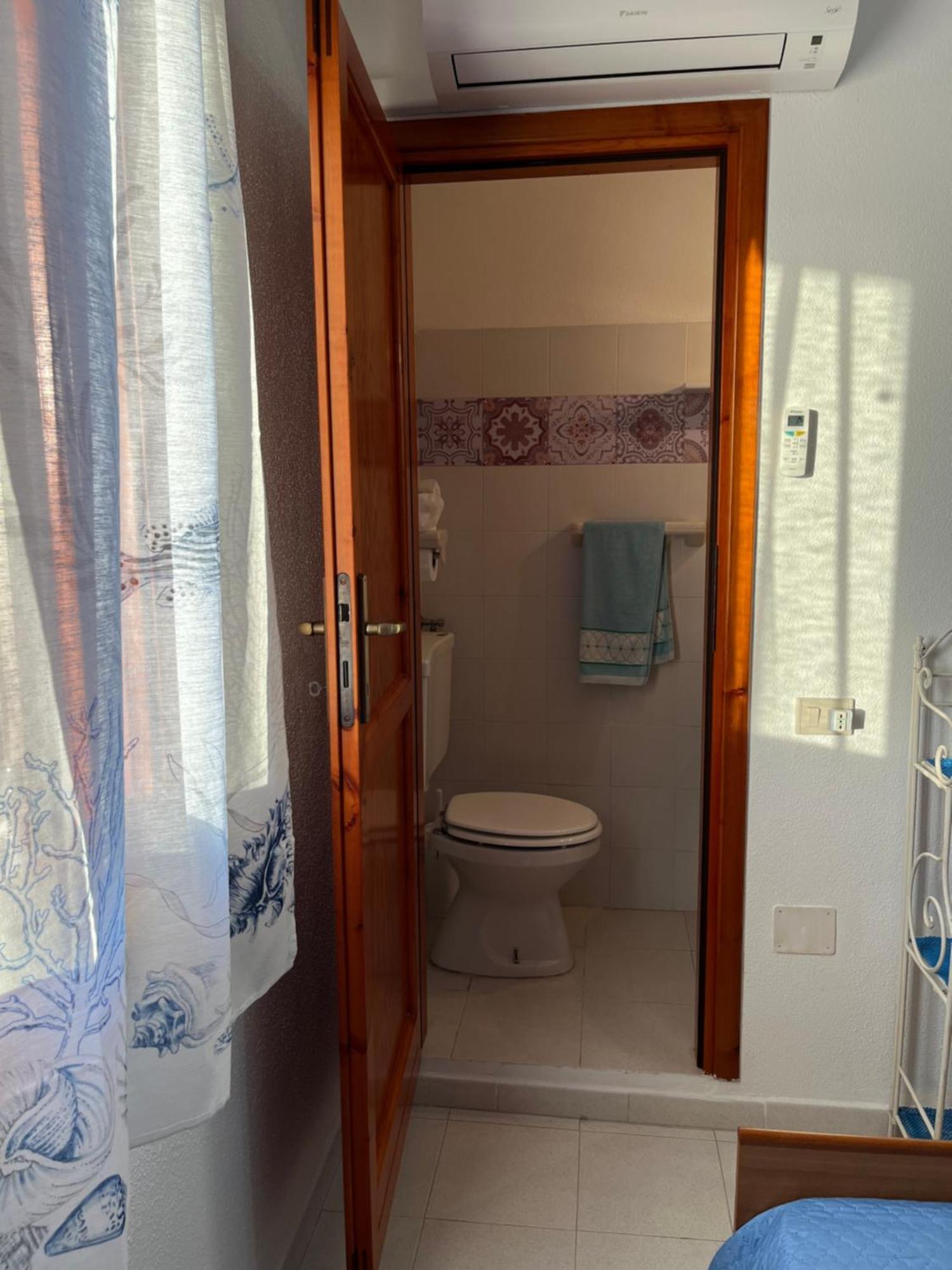 Casa Sviluppata Su Due Piani Con Doppia Veranda E Parcheggio Privato San Teodoro  Esterno foto
