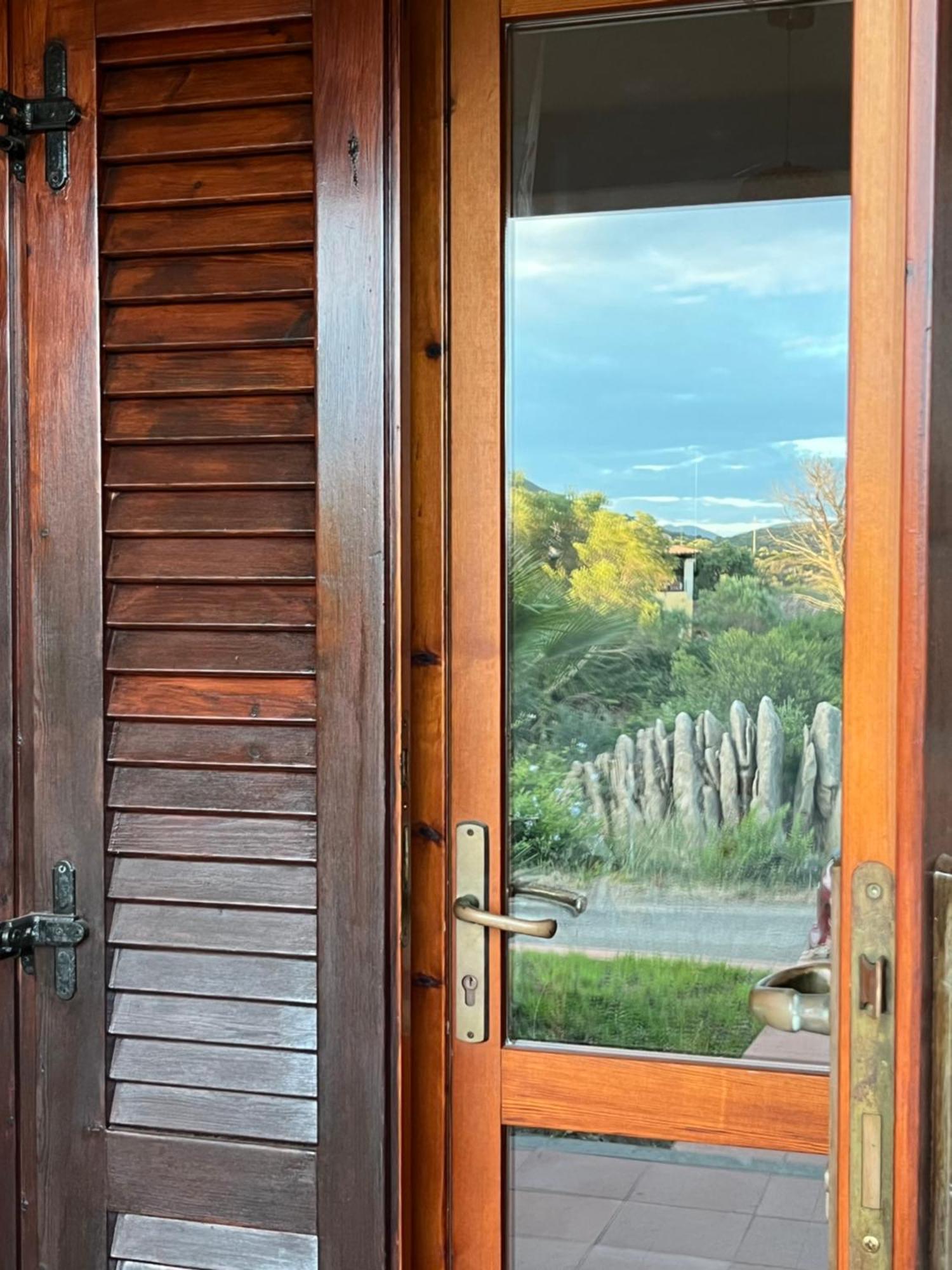 Casa Sviluppata Su Due Piani Con Doppia Veranda E Parcheggio Privato San Teodoro  Esterno foto
