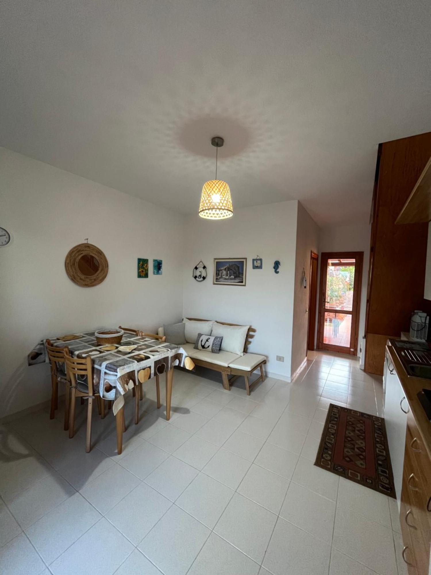 Casa Sviluppata Su Due Piani Con Doppia Veranda E Parcheggio Privato San Teodoro  Esterno foto