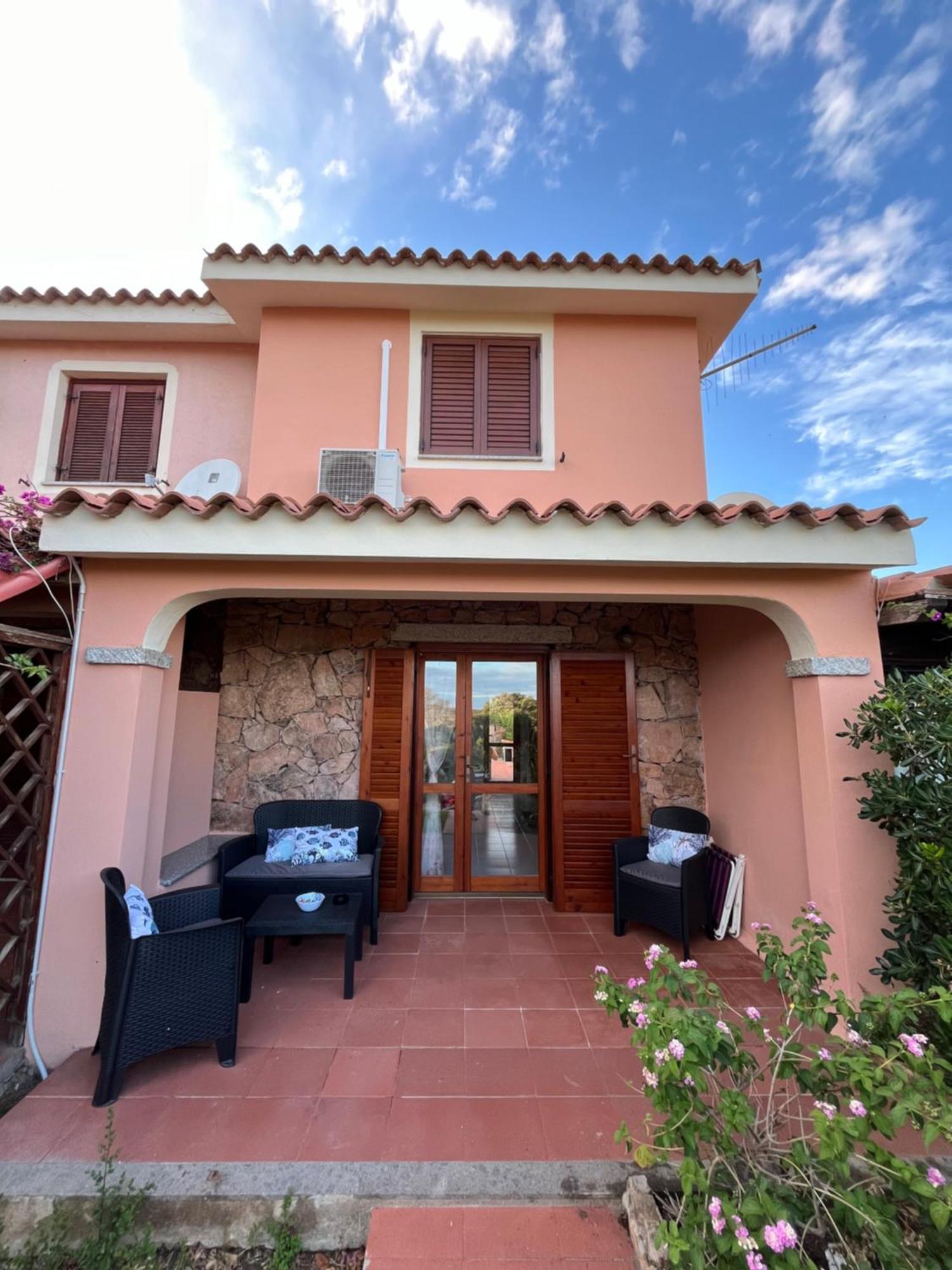 Casa Sviluppata Su Due Piani Con Doppia Veranda E Parcheggio Privato San Teodoro  Esterno foto