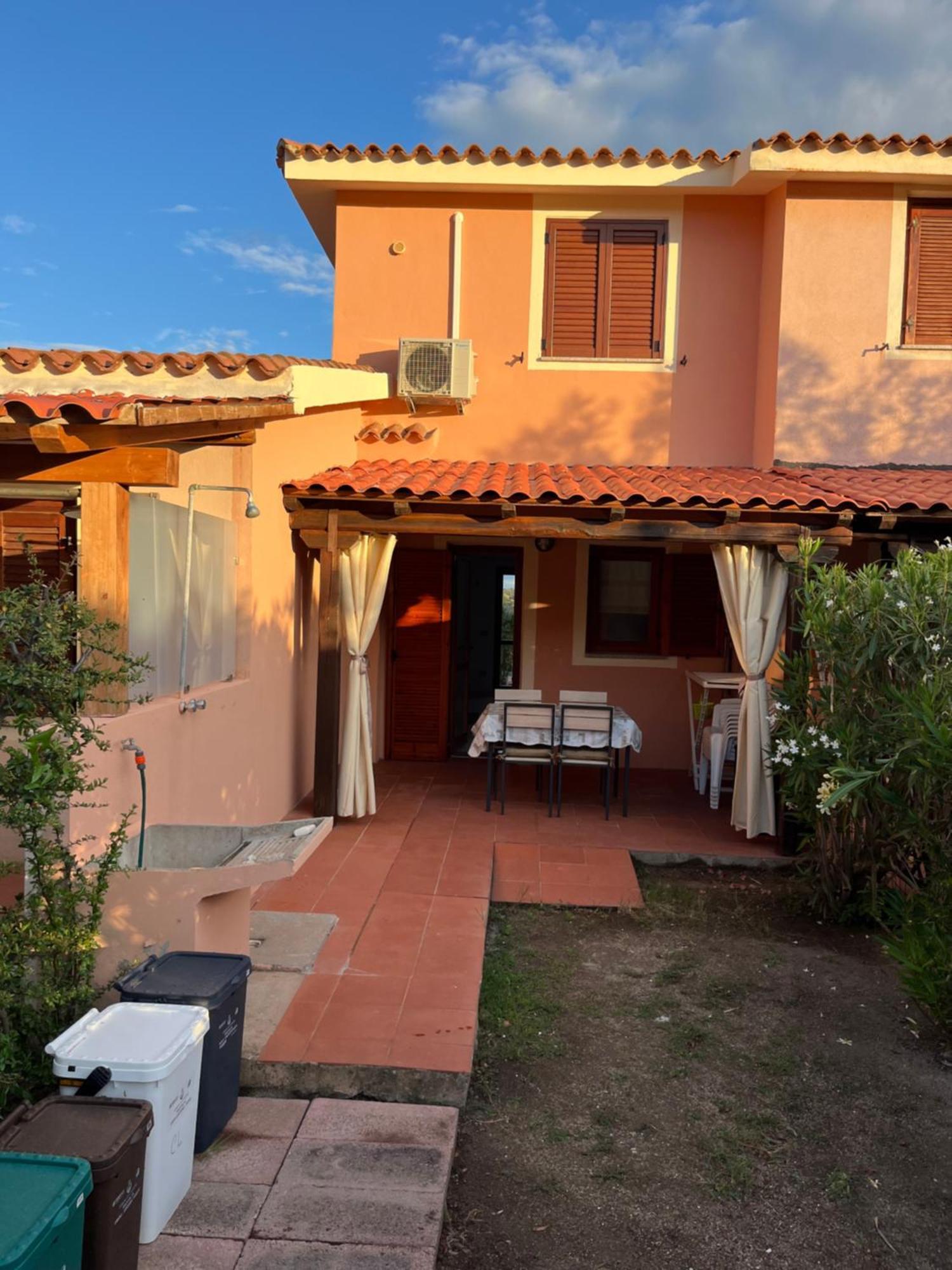 Casa Sviluppata Su Due Piani Con Doppia Veranda E Parcheggio Privato San Teodoro  Esterno foto