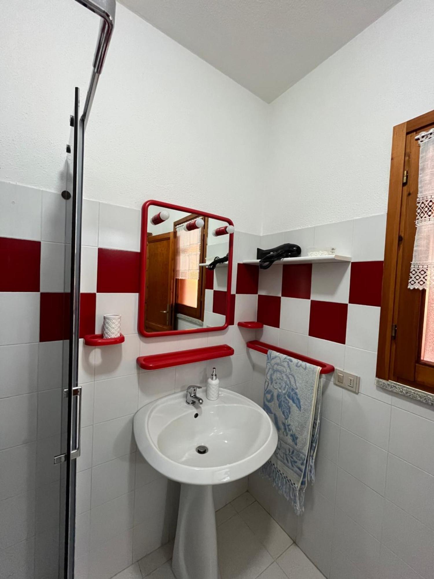 Casa Sviluppata Su Due Piani Con Doppia Veranda E Parcheggio Privato San Teodoro  Esterno foto