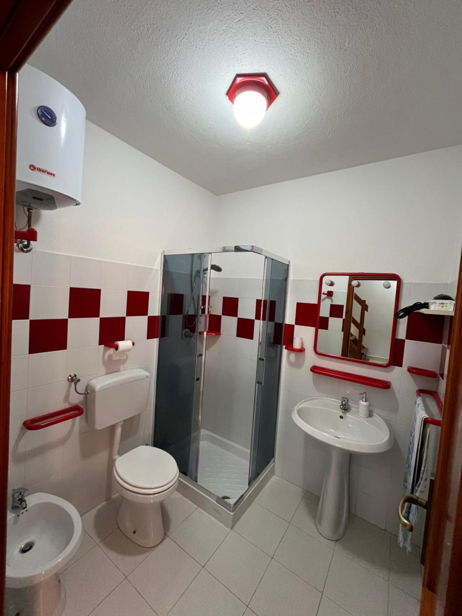 Casa Sviluppata Su Due Piani Con Doppia Veranda E Parcheggio Privato San Teodoro  Esterno foto