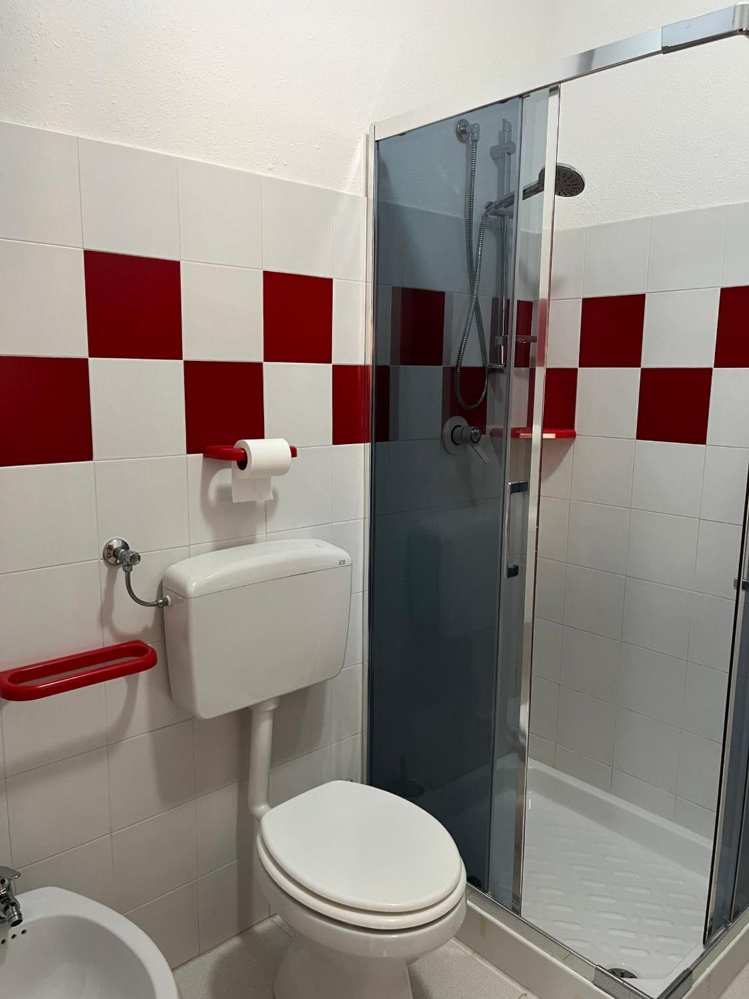 Casa Sviluppata Su Due Piani Con Doppia Veranda E Parcheggio Privato San Teodoro  Esterno foto