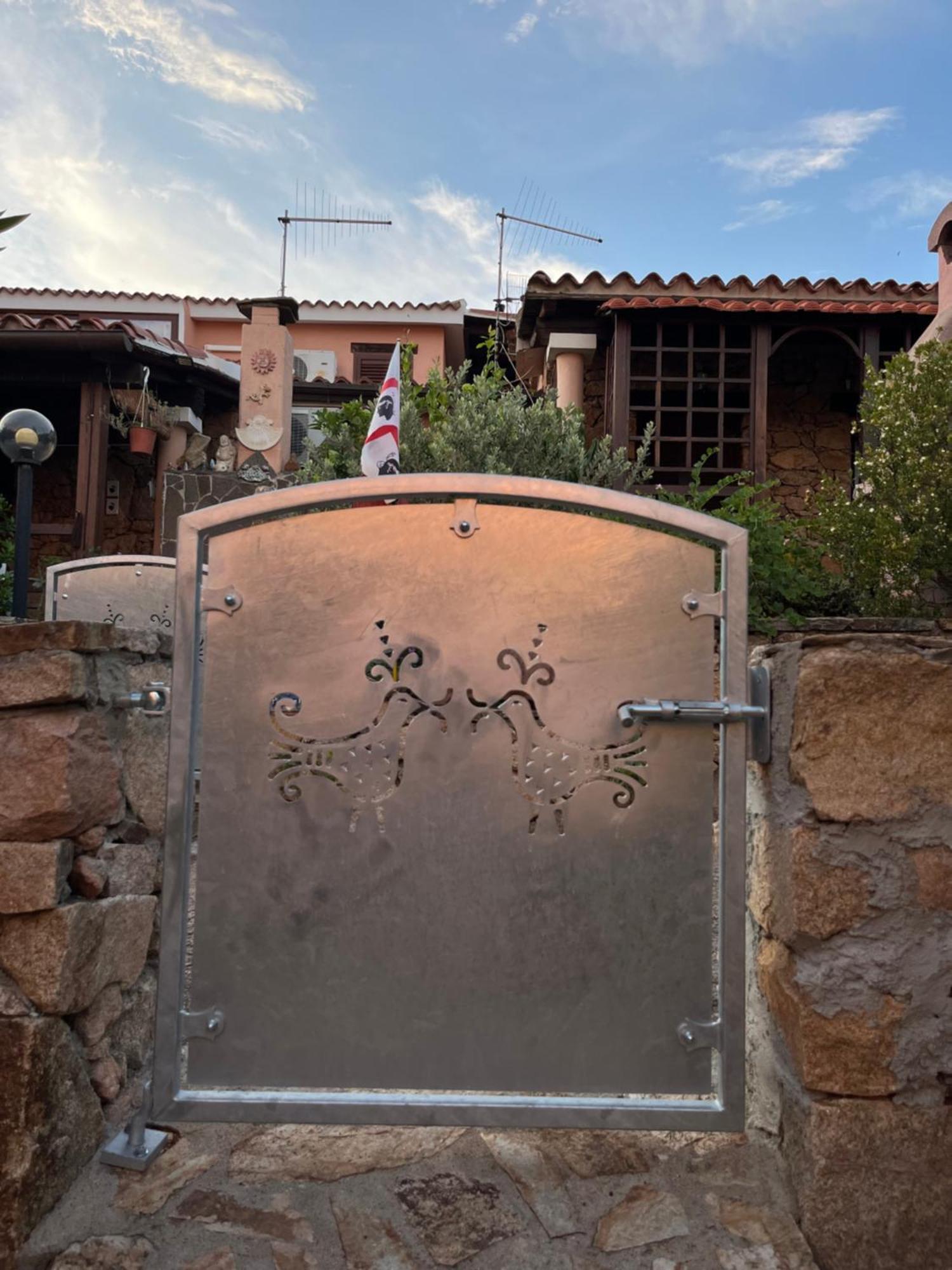 Casa Sviluppata Su Due Piani Con Doppia Veranda E Parcheggio Privato San Teodoro  Esterno foto