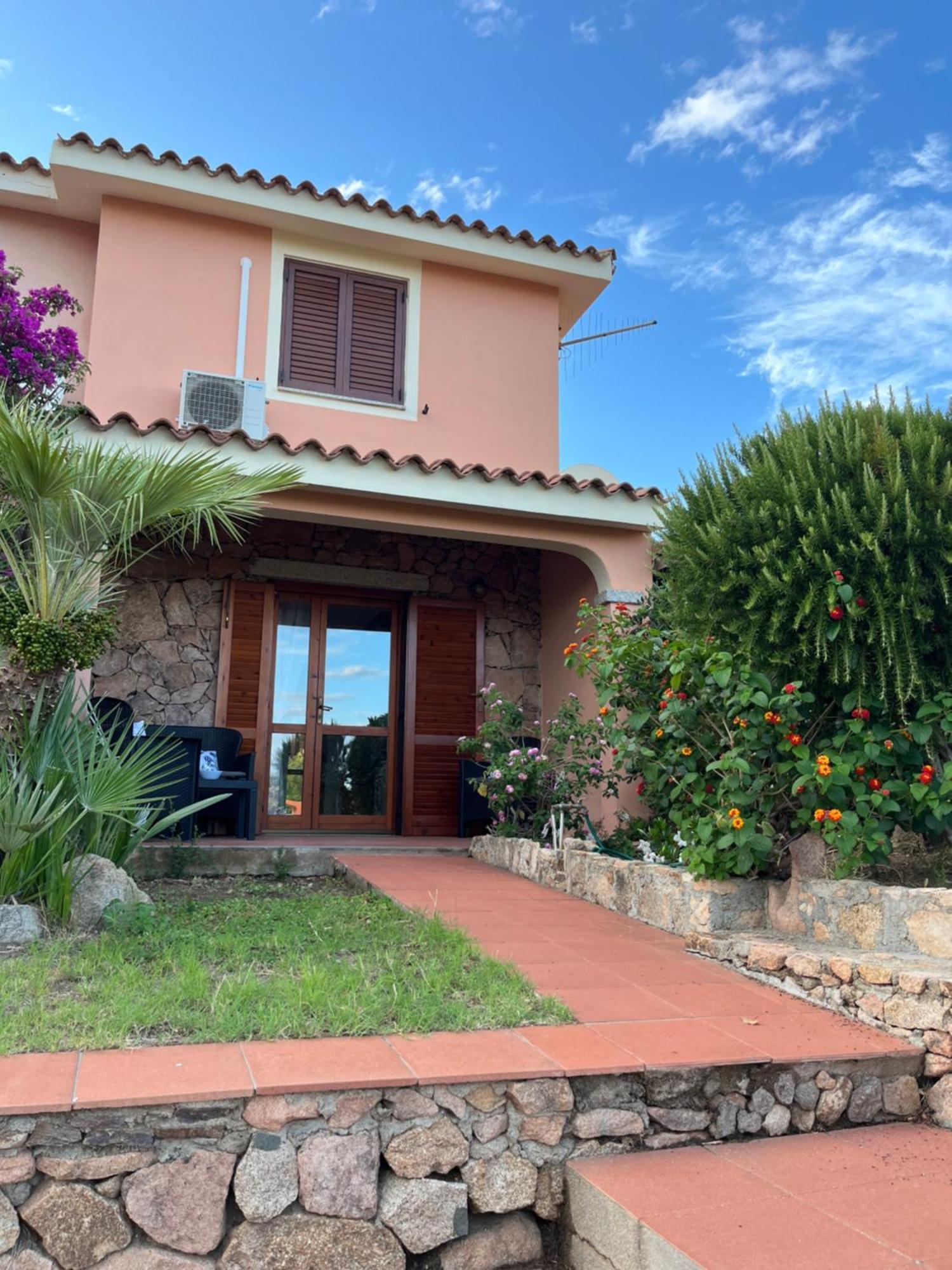 Casa Sviluppata Su Due Piani Con Doppia Veranda E Parcheggio Privato San Teodoro  Esterno foto
